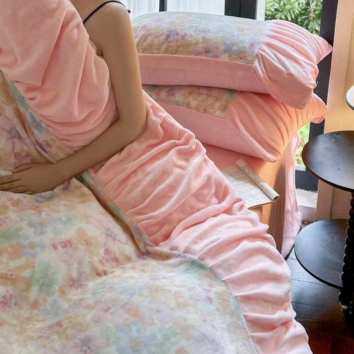 91家纺网 家纺一手货源 找家纺 艾米家居 2025新款秋冬牛奶绒印花皱皱系列四件套提供买家秀 花开粉