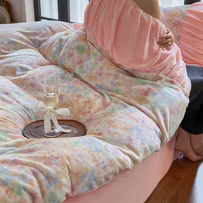 91家纺网 家纺一手货源 找家纺 艾米家居 2025新款秋冬牛奶绒印花皱皱系列四件套提供买家秀 花开粉