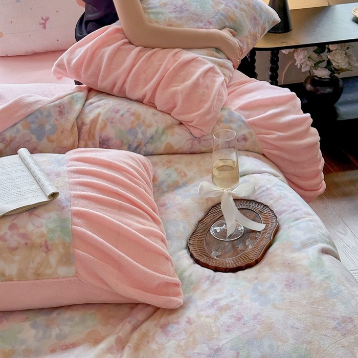 91家纺网 家纺一手货源 找家纺 艾米家居 2025新款秋冬牛奶绒印花皱皱系列四件套提供买家秀 花开粉