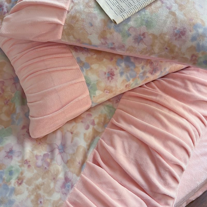 91家纺网 家纺一手货源 找家纺 艾米家居 2025新款秋冬牛奶绒印花皱皱系列四件套提供买家秀 花开粉