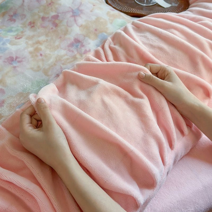 91家纺网 家纺一手货源 找家纺 艾米家居 2025新款秋冬牛奶绒印花皱皱系列四件套提供买家秀 花开粉