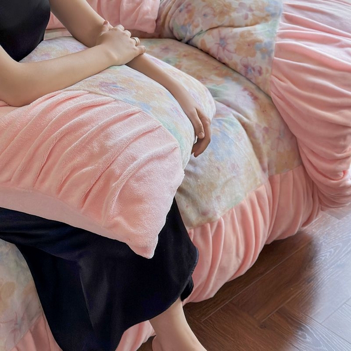 91家纺网 家纺一手货源 找家纺 艾米家居 2025新款秋冬牛奶绒印花皱皱系列四件套提供买家秀 花开粉