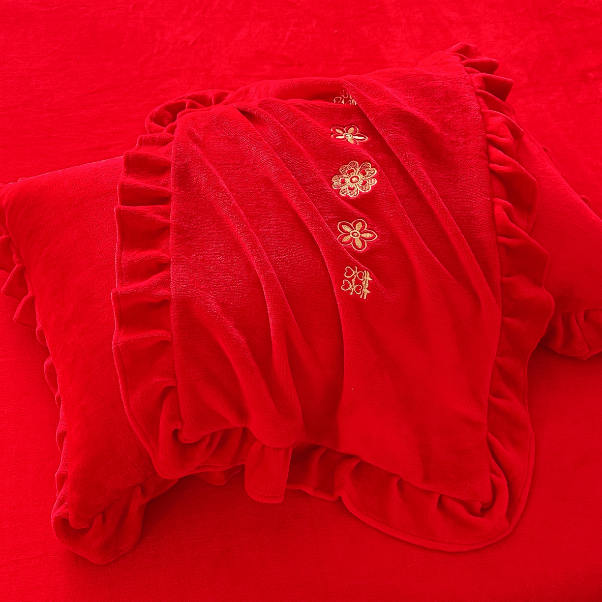 91家纺网 家纺一手货源 找家纺 银石 2025新款230克全消光牛奶绒婚庆大红高克重四件套 浪漫约定