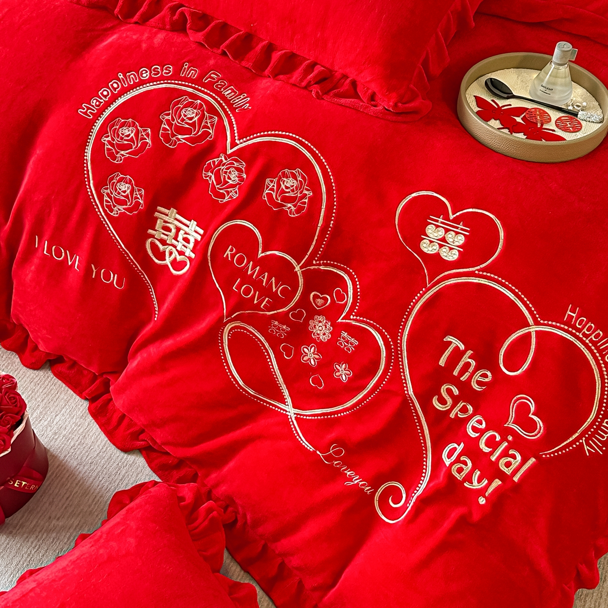 91家纺网 家纺一手货源 找家纺 银石 2025新款230克全消光牛奶绒婚庆大红高克重四件套 浪漫约定