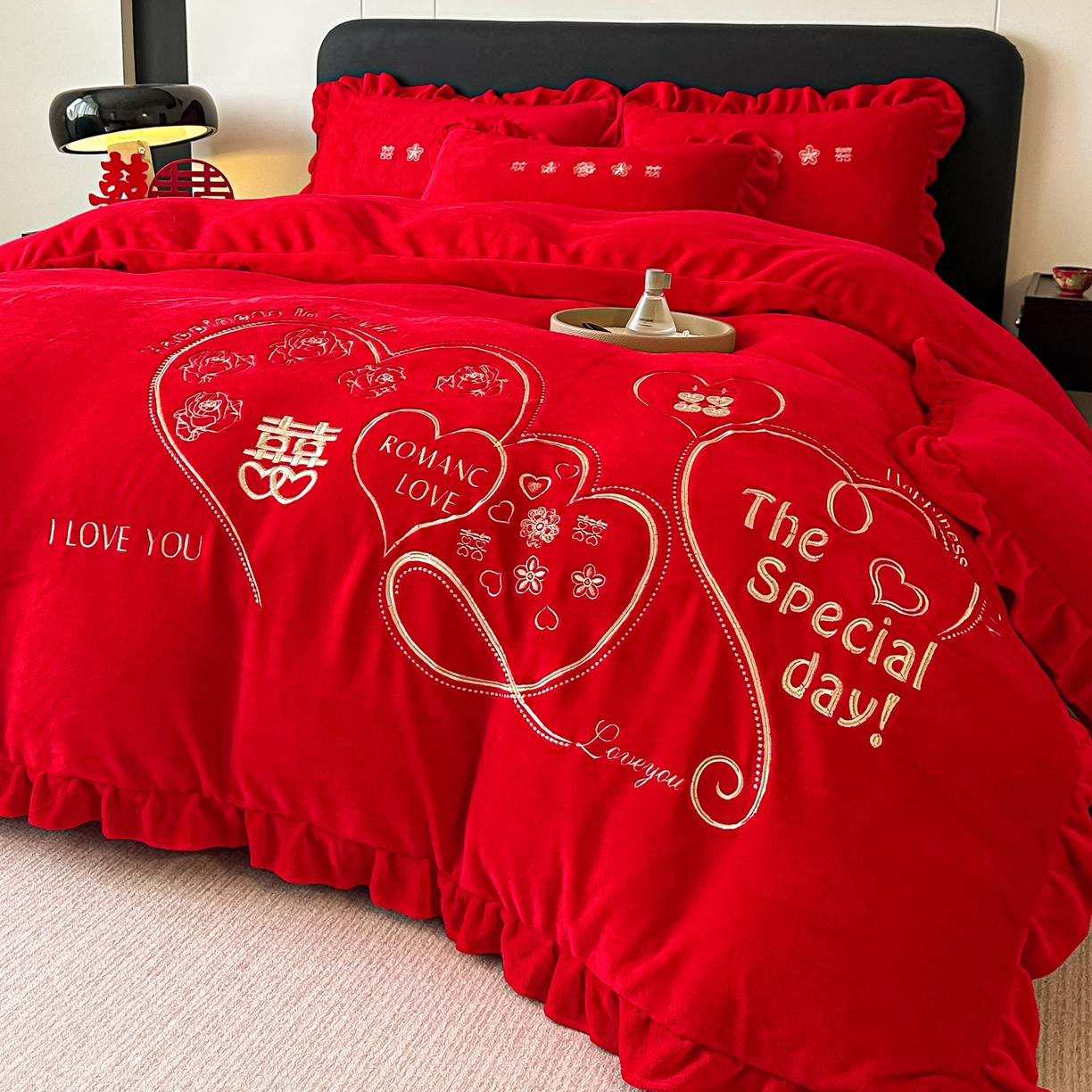 91家纺网 家纺一手货源 找家纺 银石 2025新款230克全消光牛奶绒婚庆大红高克重四件套 浪漫约定