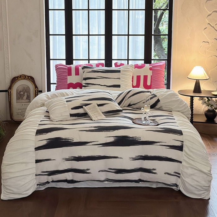 91家纺网 家纺一手货源 找家纺 艾米家居 2025新款秋冬牛奶绒印花皱皱系列四件套提供买家秀 条纹白