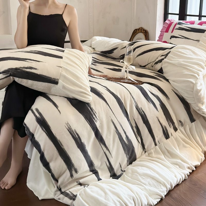 91家纺网 家纺一手货源 找家纺 艾米家居 2025新款秋冬牛奶绒印花皱皱系列四件套提供买家秀 条纹白