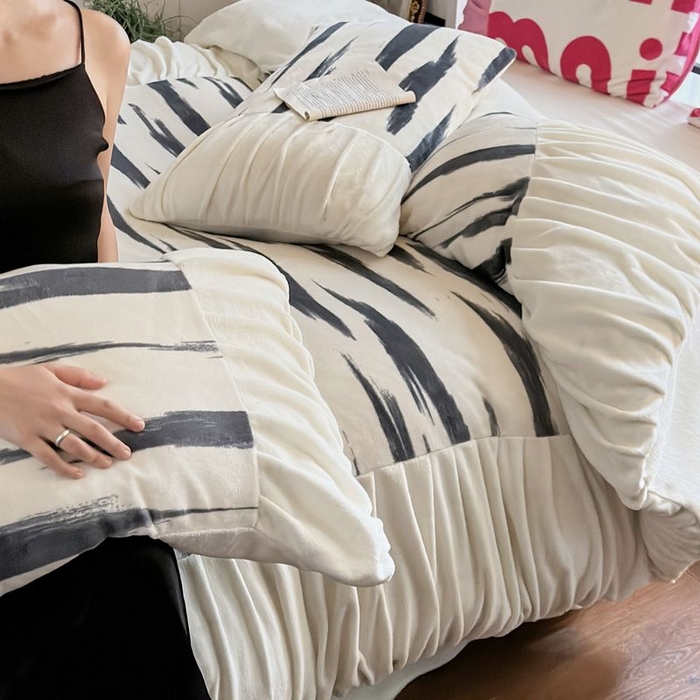 91家纺网 家纺一手货源 找家纺 艾米家居 2025新款秋冬牛奶绒印花皱皱系列四件套提供买家秀 条纹白