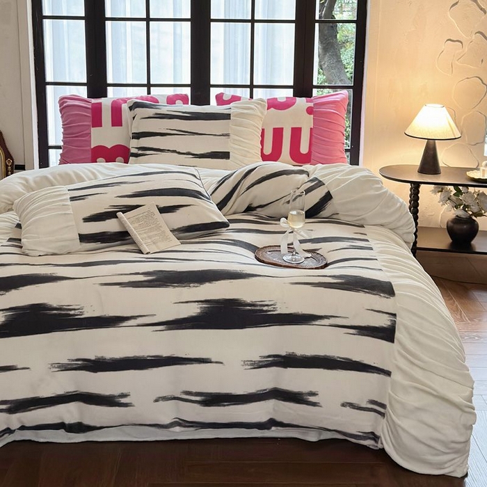 91家纺网 家纺一手货源 找家纺 艾米家居 2025新款秋冬牛奶绒印花皱皱系列四件套提供买家秀 条纹白