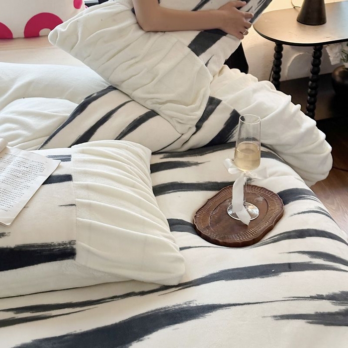 91家纺网 家纺一手货源 找家纺 艾米家居 2025新款秋冬牛奶绒印花皱皱系列四件套提供买家秀 条纹白