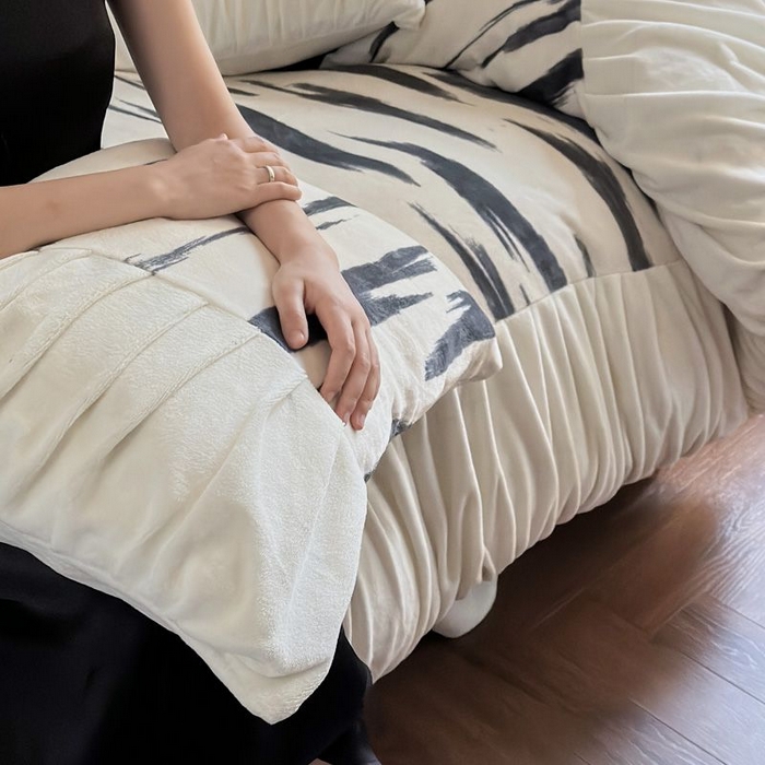 91家纺网 家纺一手货源 找家纺 艾米家居 2025新款秋冬牛奶绒印花皱皱系列四件套提供买家秀 条纹白