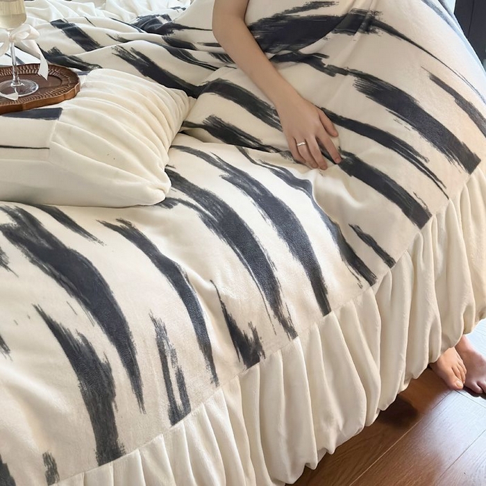 91家纺网 家纺一手货源 找家纺 艾米家居 2025新款秋冬牛奶绒印花皱皱系列四件套提供买家秀 条纹白