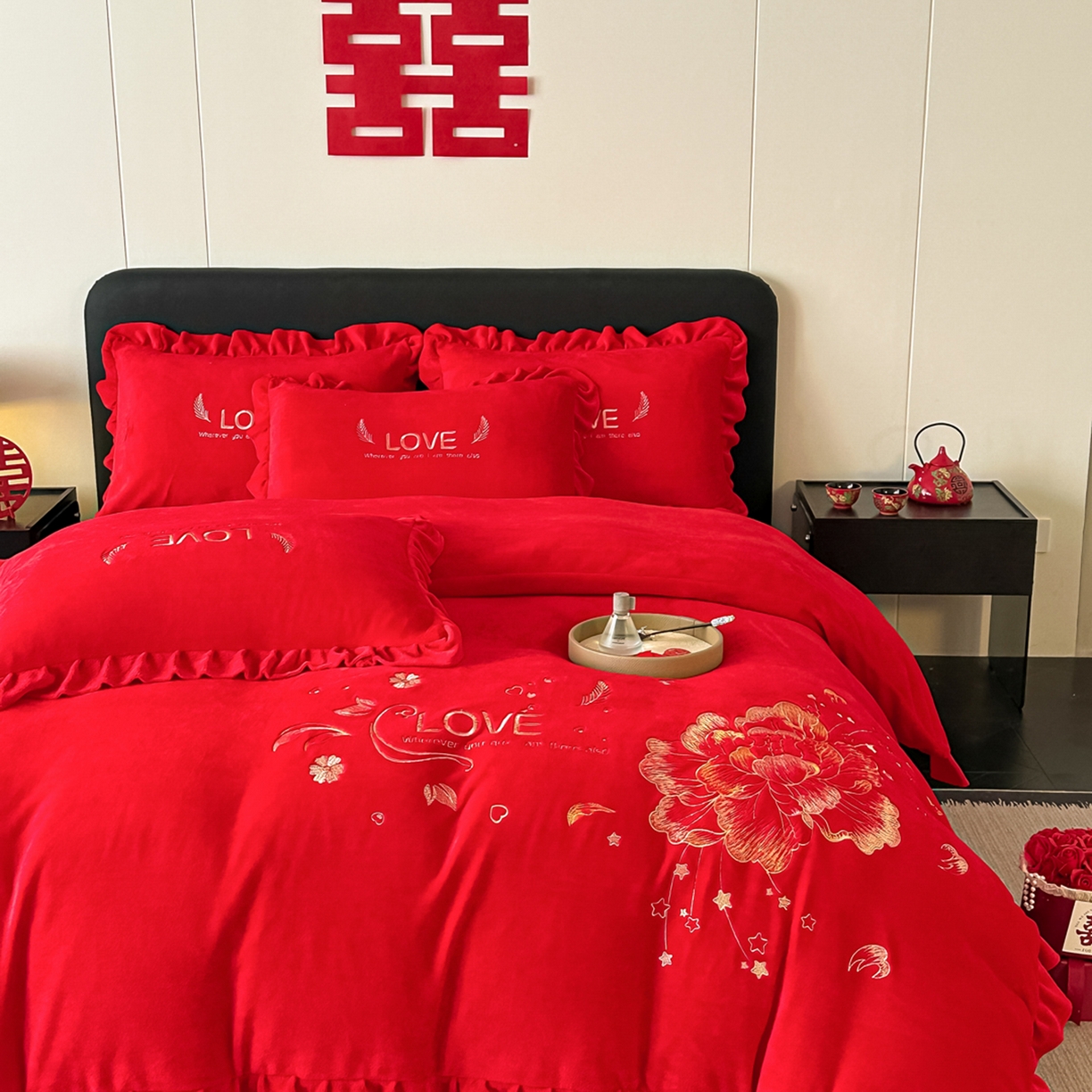 91家纺网 家纺一手货源 找家纺 银石 2025新款230克全消光牛奶绒婚庆大红高克重四件套 爱之梦