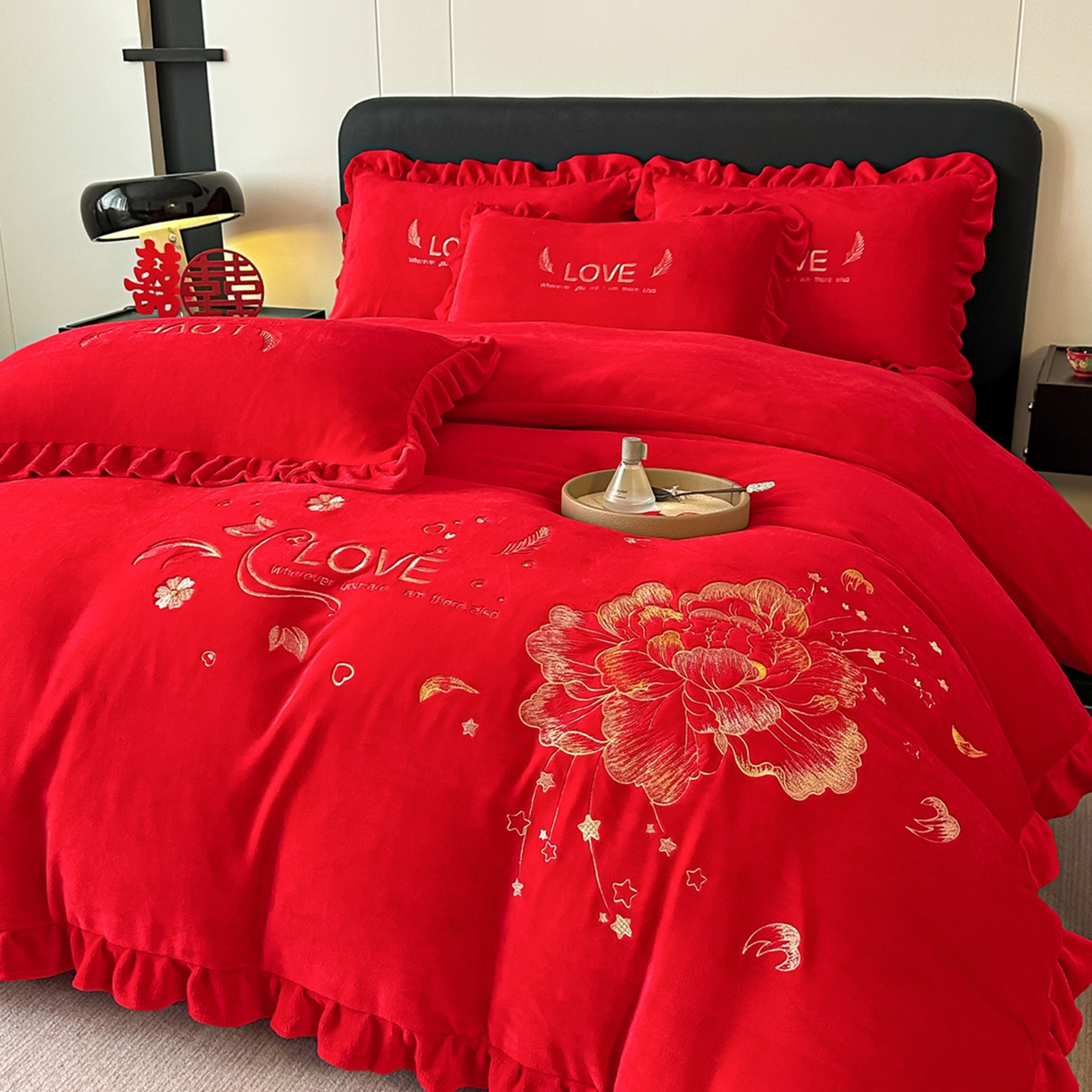 91家纺网 家纺一手货源 找家纺 银石 2025新款230克全消光牛奶绒婚庆大红高克重四件套 爱之梦