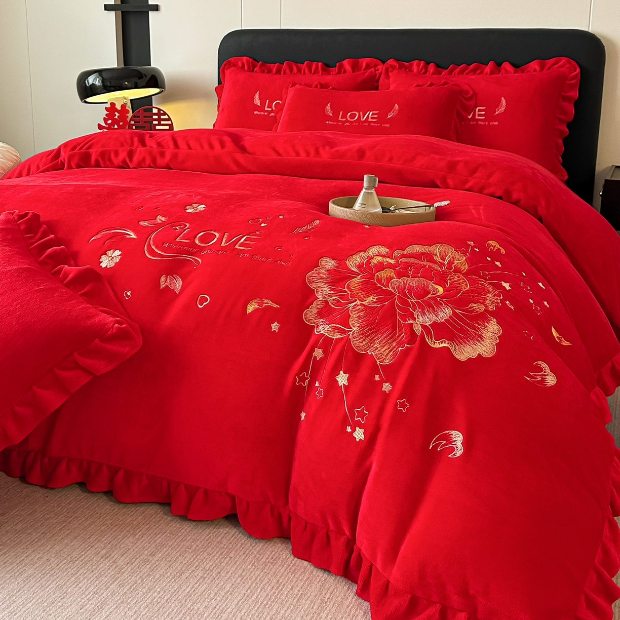 91家纺网 家纺一手货源 找家纺 银石 2025新款230克全消光牛奶绒婚庆大红高克重四件套 爱之梦