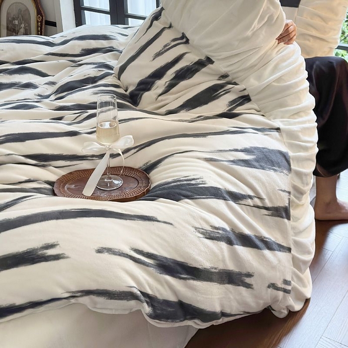 91家纺网 家纺一手货源 找家纺 艾米家居 2025新款秋冬牛奶绒印花皱皱系列四件套提供买家秀 条纹白