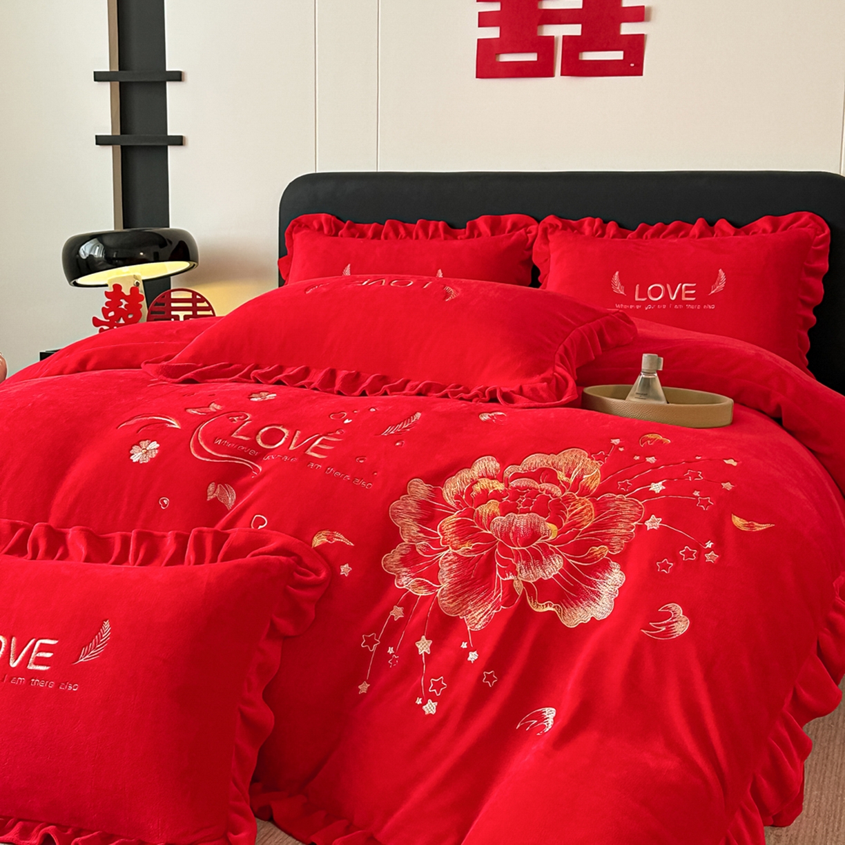 91家纺网 家纺一手货源 找家纺 银石 2025新款230克全消光牛奶绒婚庆大红高克重四件套 爱之梦