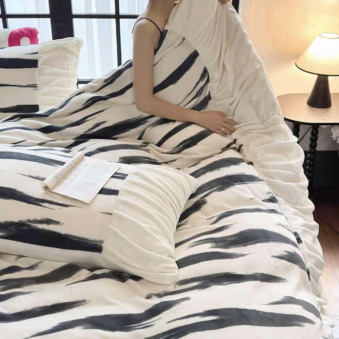 91家纺网 家纺一手货源 找家纺 艾米家居 2025新款秋冬牛奶绒印花皱皱系列四件套提供买家秀 条纹白