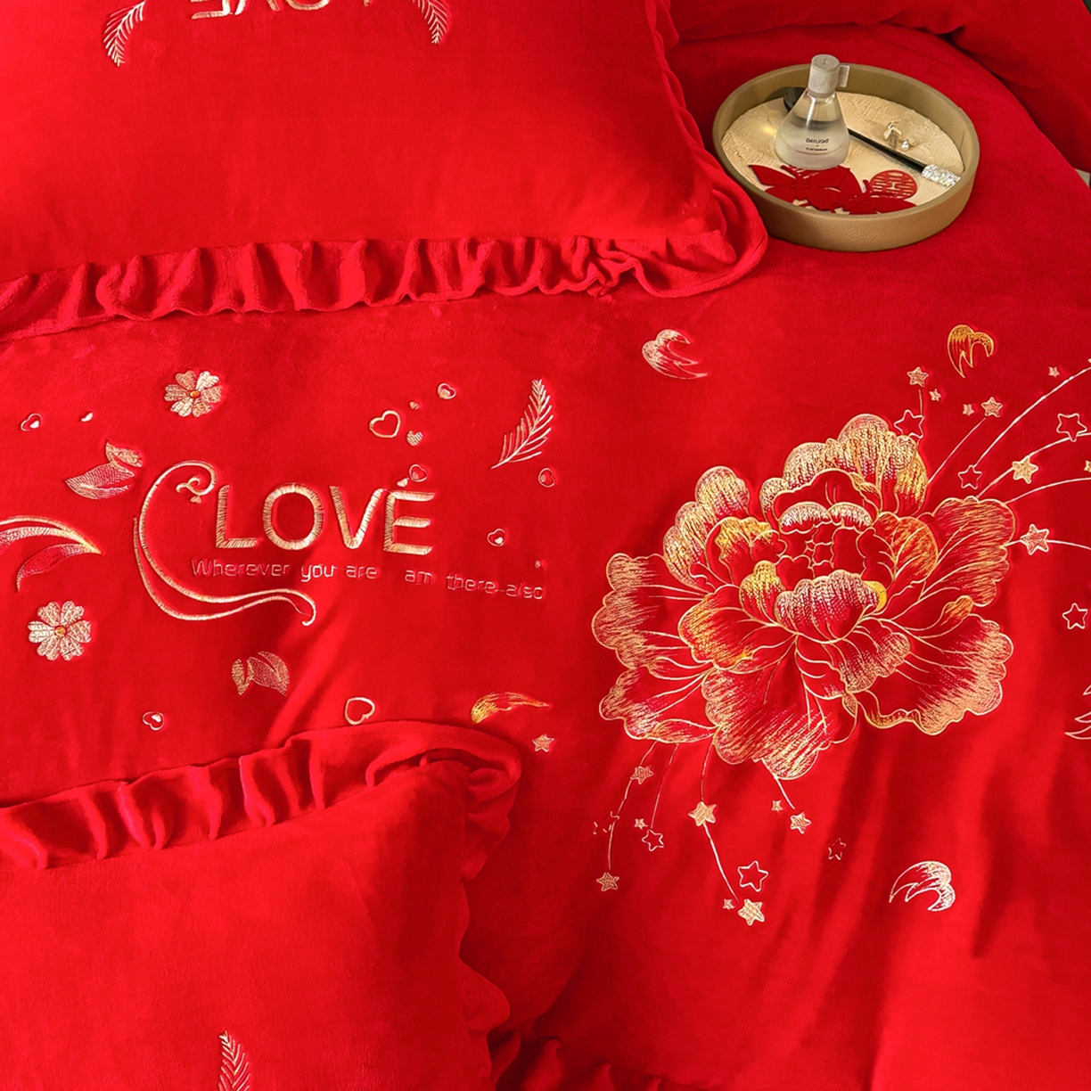 91家纺网 家纺一手货源 找家纺 银石 2025新款230克全消光牛奶绒婚庆大红高克重四件套 爱之梦