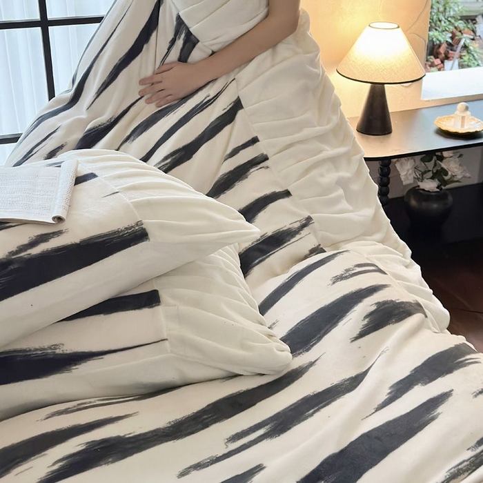 91家纺网 家纺一手货源 找家纺 艾米家居 2025新款秋冬牛奶绒印花皱皱系列四件套提供买家秀 条纹白