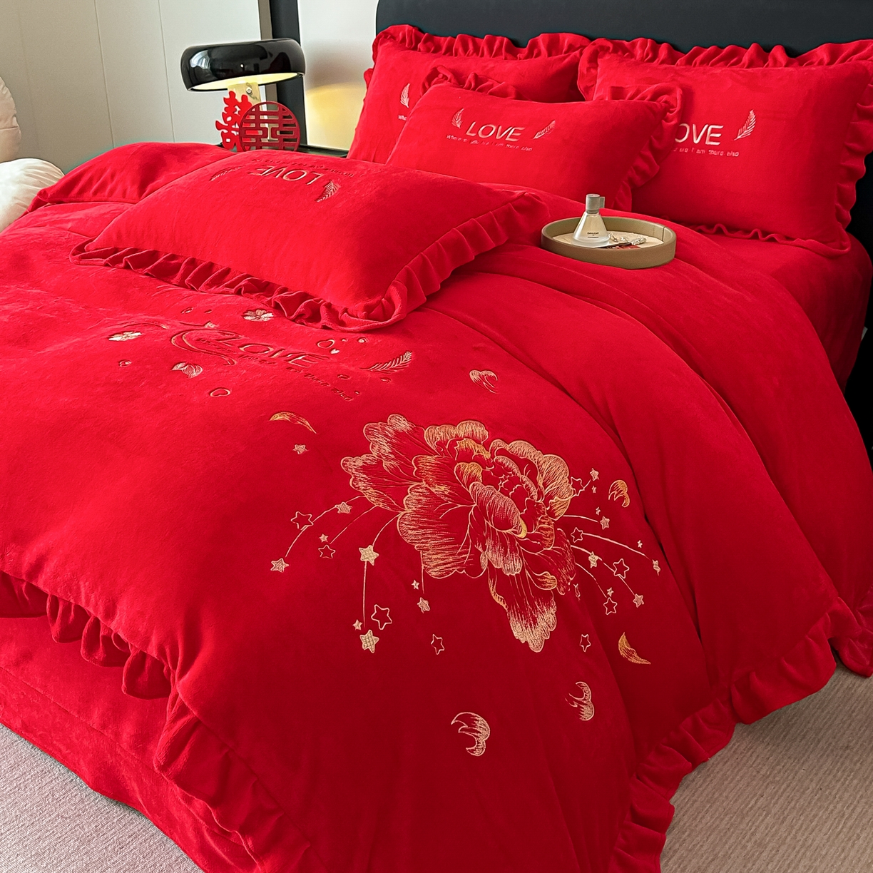 91家纺网 家纺一手货源 找家纺 银石 2025新款230克全消光牛奶绒婚庆大红高克重四件套 爱之梦