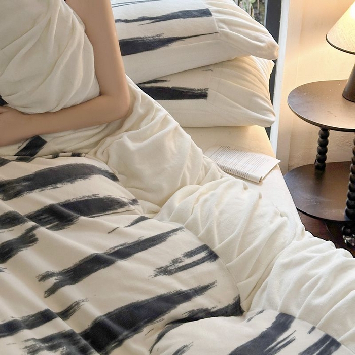 91家纺网 家纺一手货源 找家纺 艾米家居 2025新款秋冬牛奶绒印花皱皱系列四件套提供买家秀 条纹白