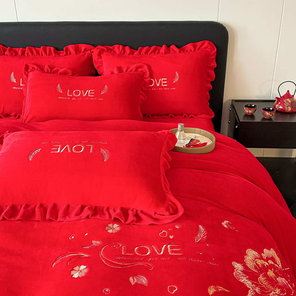 91家纺网 家纺一手货源 找家纺 银石 2025新款230克全消光牛奶绒婚庆大红高克重四件套 爱之梦