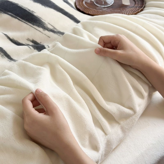 91家纺网 家纺一手货源 找家纺 艾米家居 2025新款秋冬牛奶绒印花皱皱系列四件套提供买家秀 条纹白