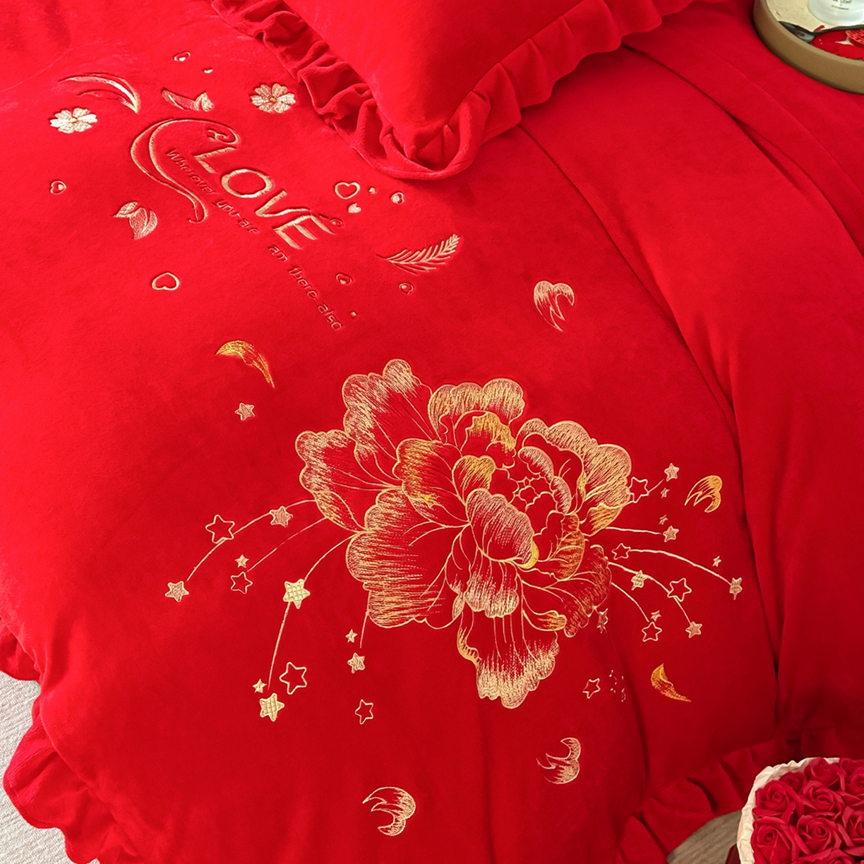 91家纺网 家纺一手货源 找家纺 银石 2025新款230克全消光牛奶绒婚庆大红高克重四件套 爱之梦