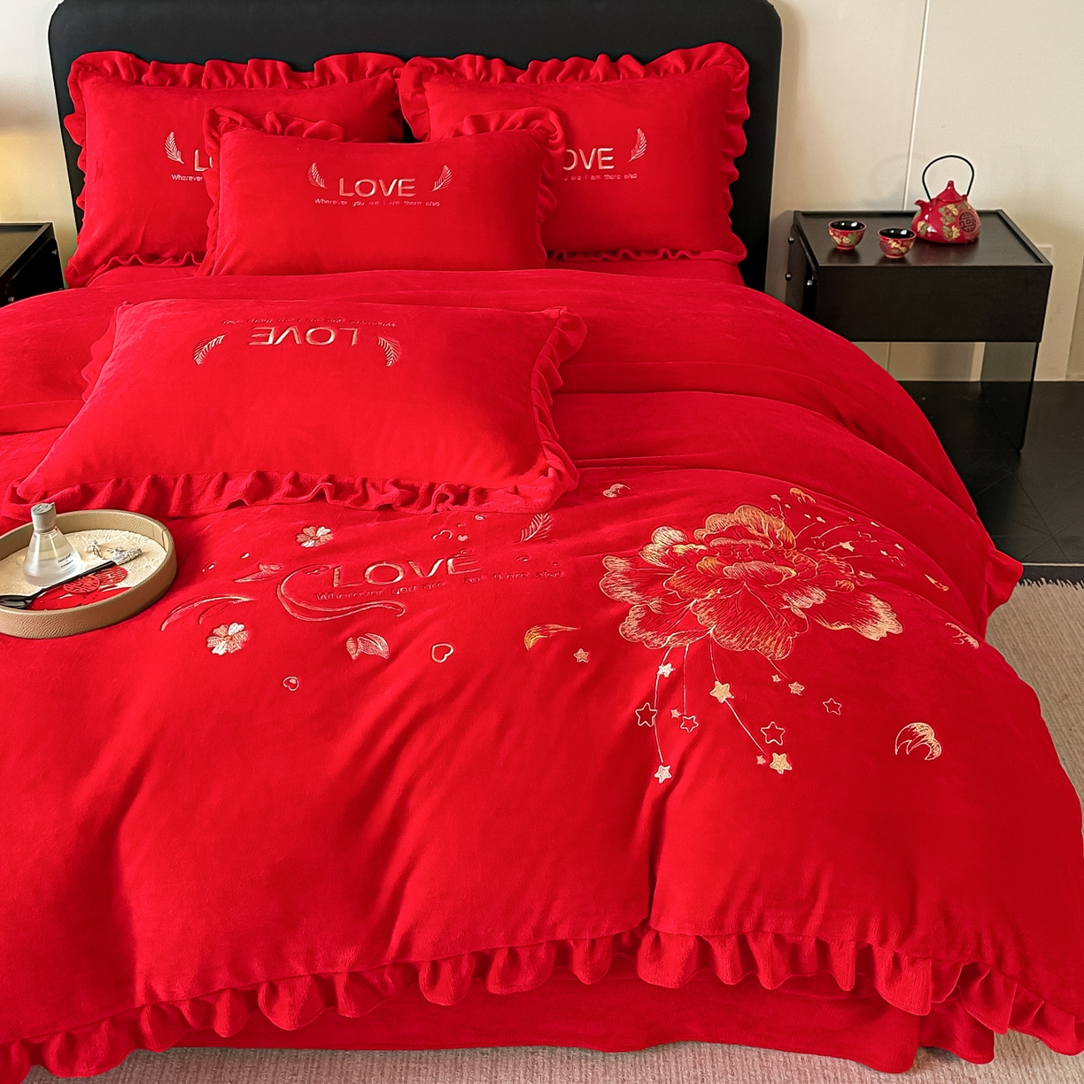 91家纺网 家纺一手货源 找家纺 银石 2025新款230克全消光牛奶绒婚庆大红高克重四件套 爱之梦