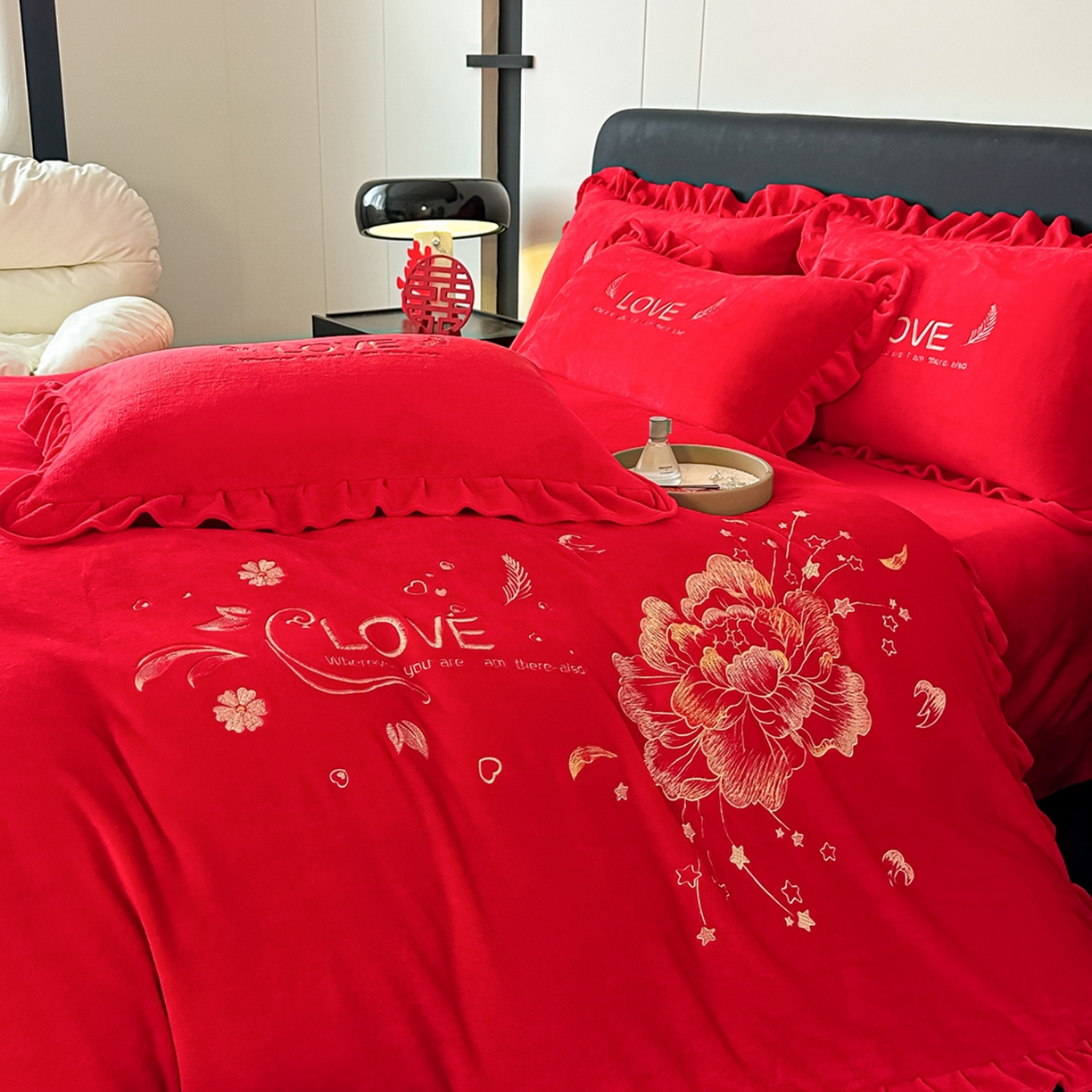 91家纺网 家纺一手货源 找家纺 银石 2025新款230克全消光牛奶绒婚庆大红高克重四件套 爱之梦