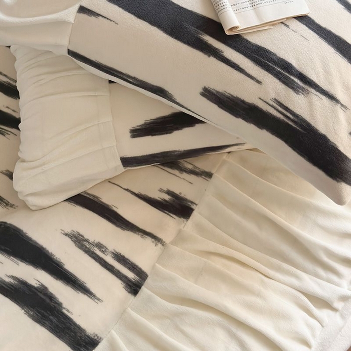 91家纺网 家纺一手货源 找家纺 艾米家居 2025新款秋冬牛奶绒印花皱皱系列四件套提供买家秀 条纹白