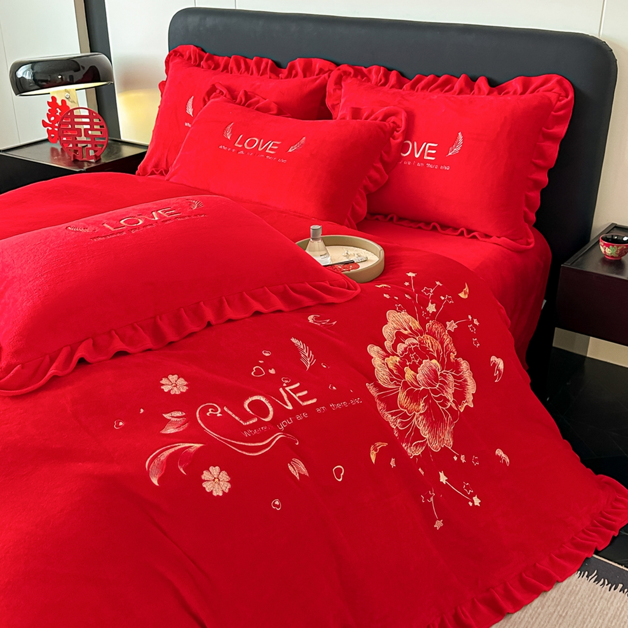 91家纺网 家纺一手货源 找家纺 银石 2025新款230克全消光牛奶绒婚庆大红高克重四件套 爱之梦