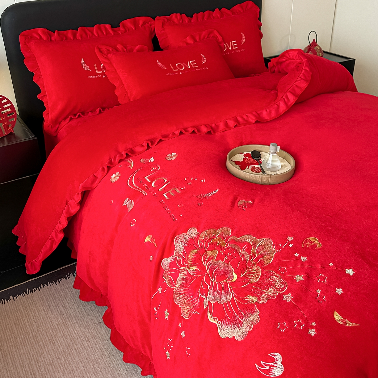 91家纺网 家纺一手货源 找家纺 银石 2025新款230克全消光牛奶绒婚庆大红高克重四件套 爱之梦