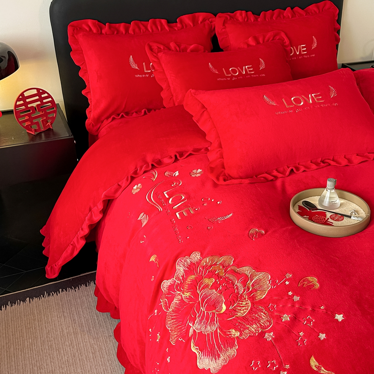 91家纺网 家纺一手货源 找家纺 银石 2025新款230克全消光牛奶绒婚庆大红高克重四件套 爱之梦