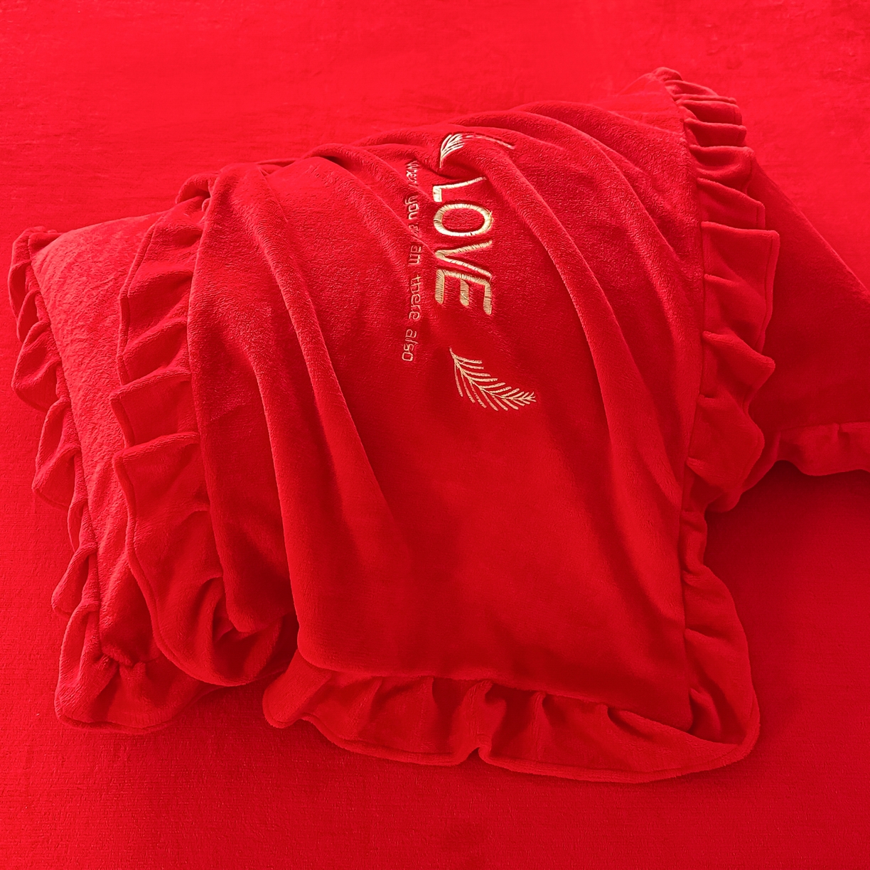 91家纺网 家纺一手货源 找家纺 银石 2025新款230克全消光牛奶绒婚庆大红高克重四件套 爱之梦