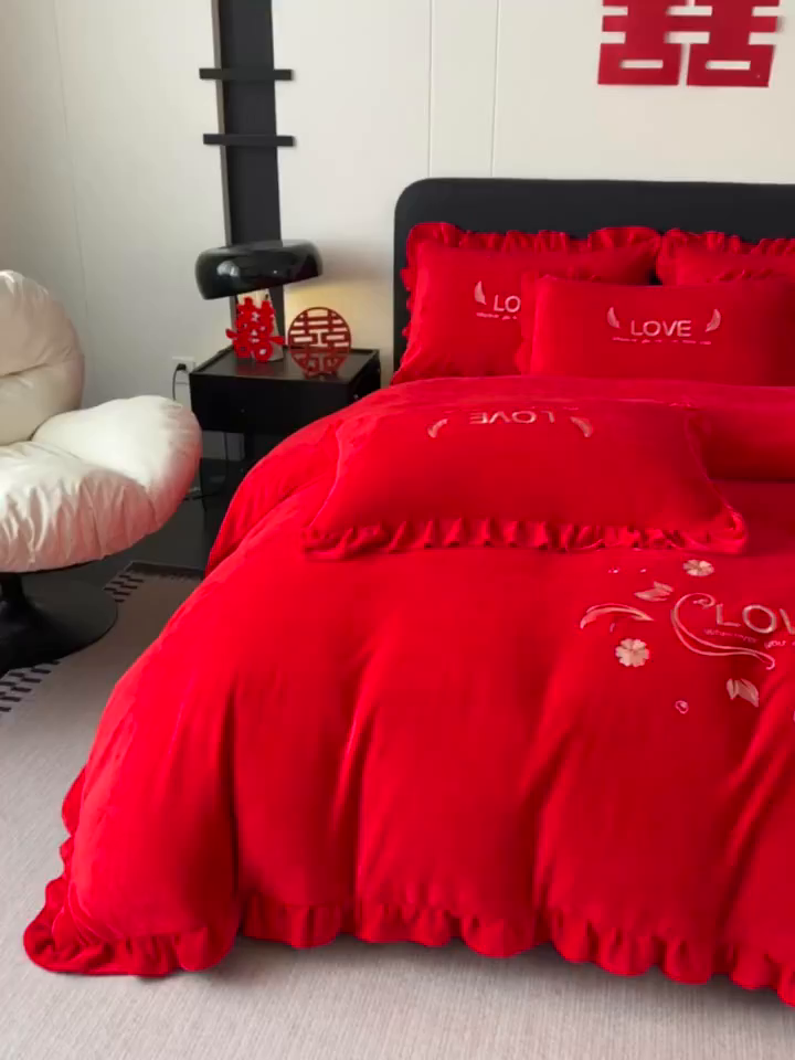 91家纺网 家纺一手货源 找家纺 银石 2025新款230克全消光牛奶绒婚庆大红高克重四件套 爱之梦