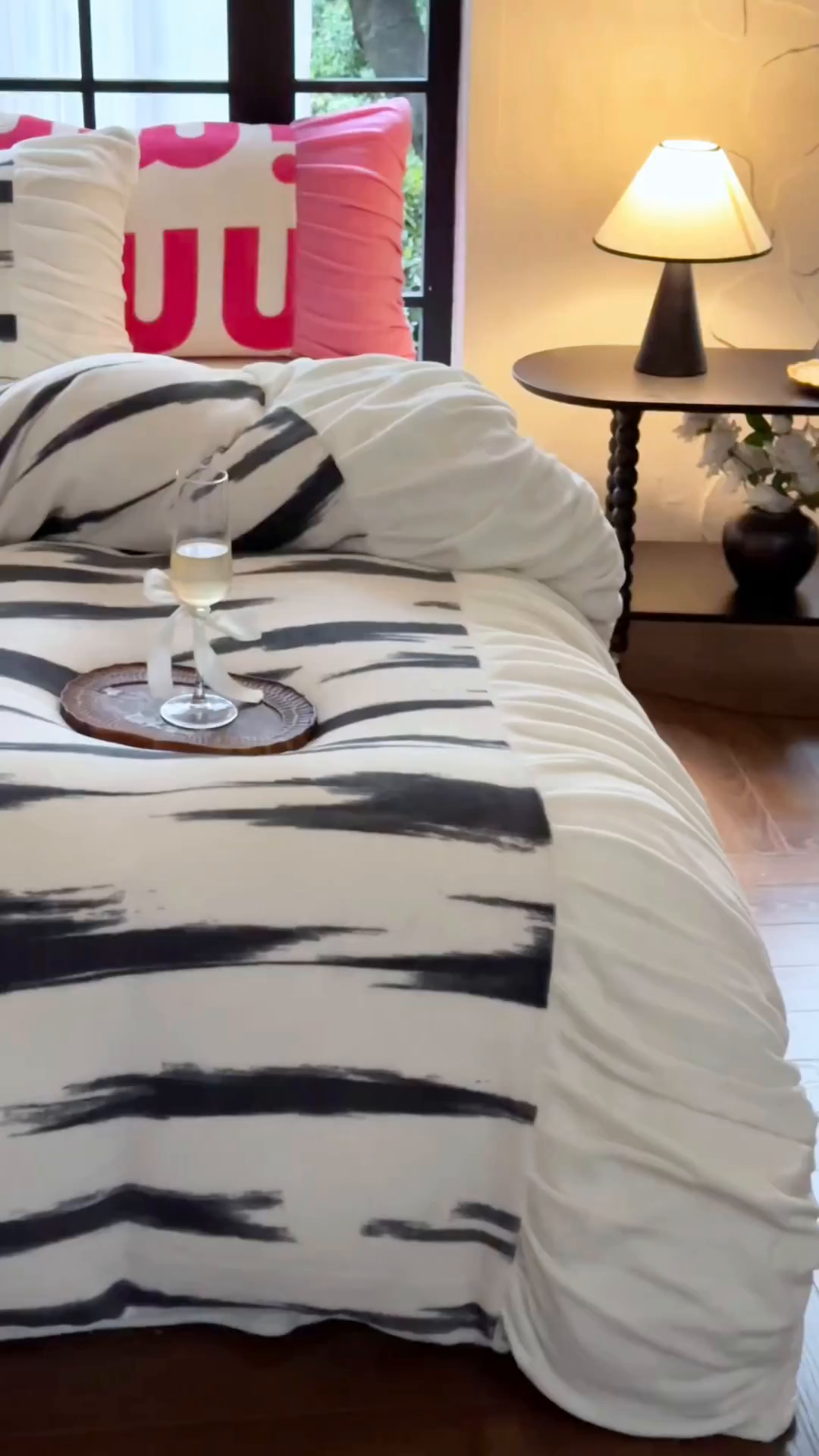 91家纺网 家纺一手货源 找家纺 艾米家居 2025新款秋冬牛奶绒印花皱皱系列四件套提供买家秀 条纹白