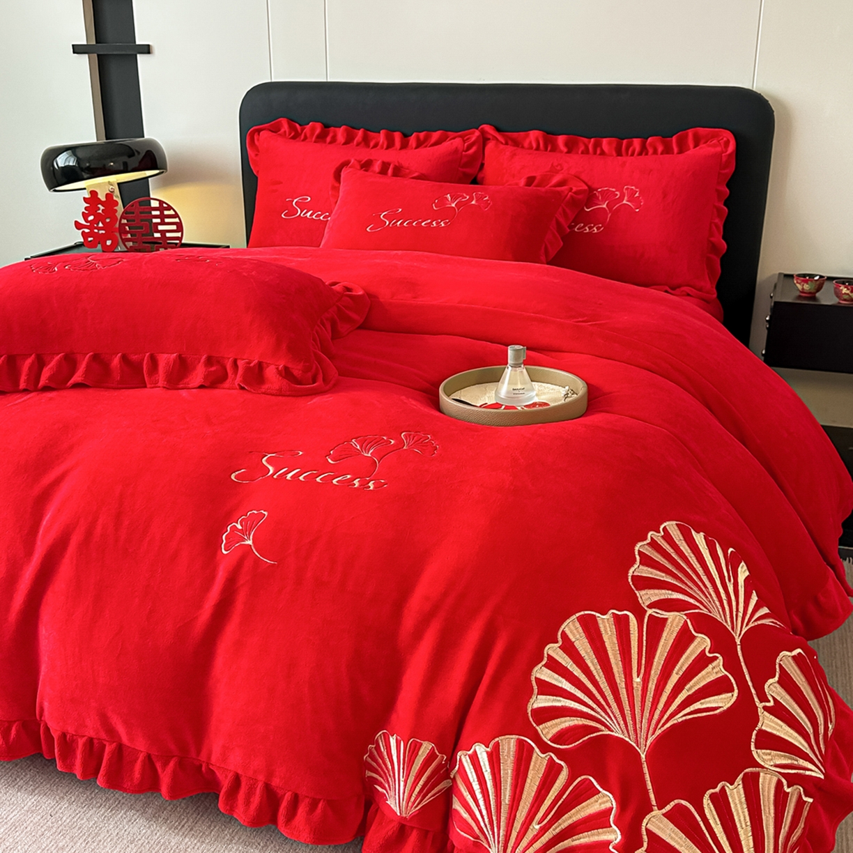 91家纺网 家纺一手货源 找家纺 银石 2025新款230克全消光牛奶绒婚庆大红高克重四件套 百年好合