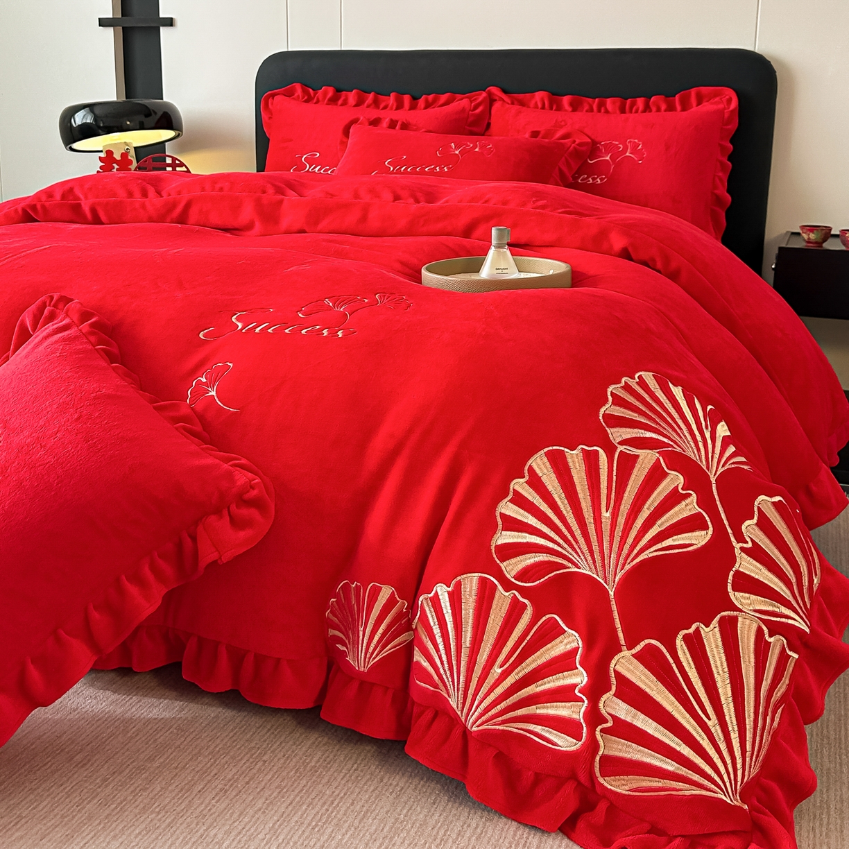 91家纺网 家纺一手货源 找家纺 银石 2025新款230克全消光牛奶绒婚庆大红高克重四件套 百年好合