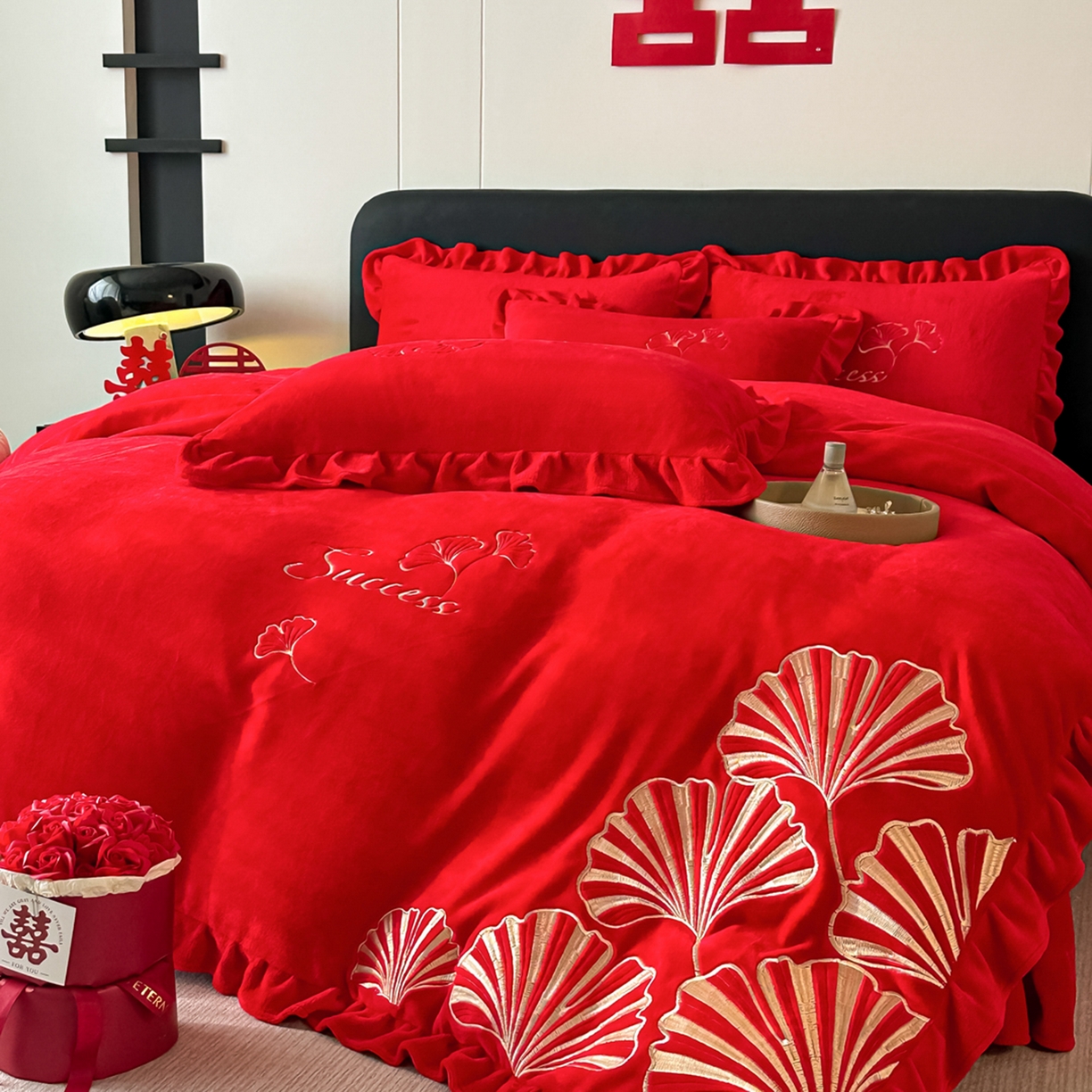 91家纺网 家纺一手货源 找家纺 银石 2025新款230克全消光牛奶绒婚庆大红高克重四件套 百年好合