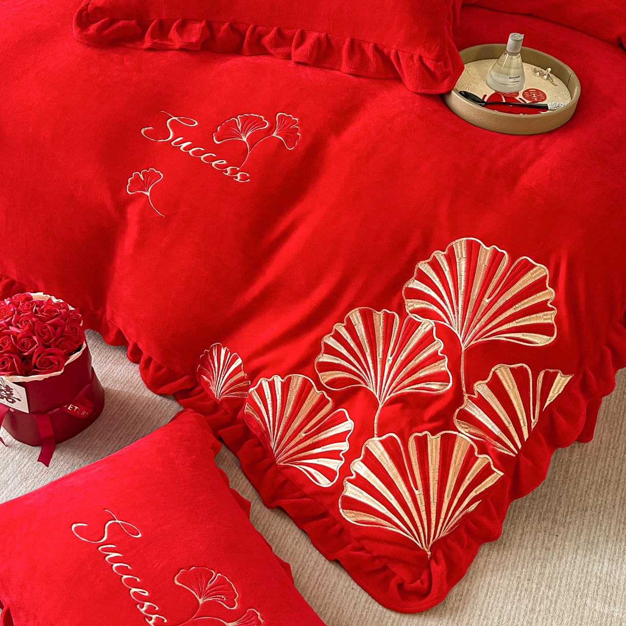 91家纺网 家纺一手货源 找家纺 银石 2025新款230克全消光牛奶绒婚庆大红高克重四件套 百年好合