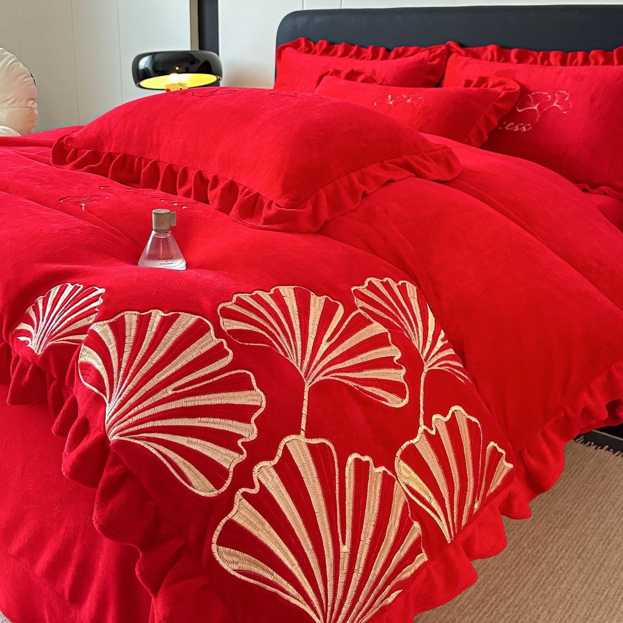 91家纺网 家纺一手货源 找家纺 银石 2025新款230克全消光牛奶绒婚庆大红高克重四件套 百年好合