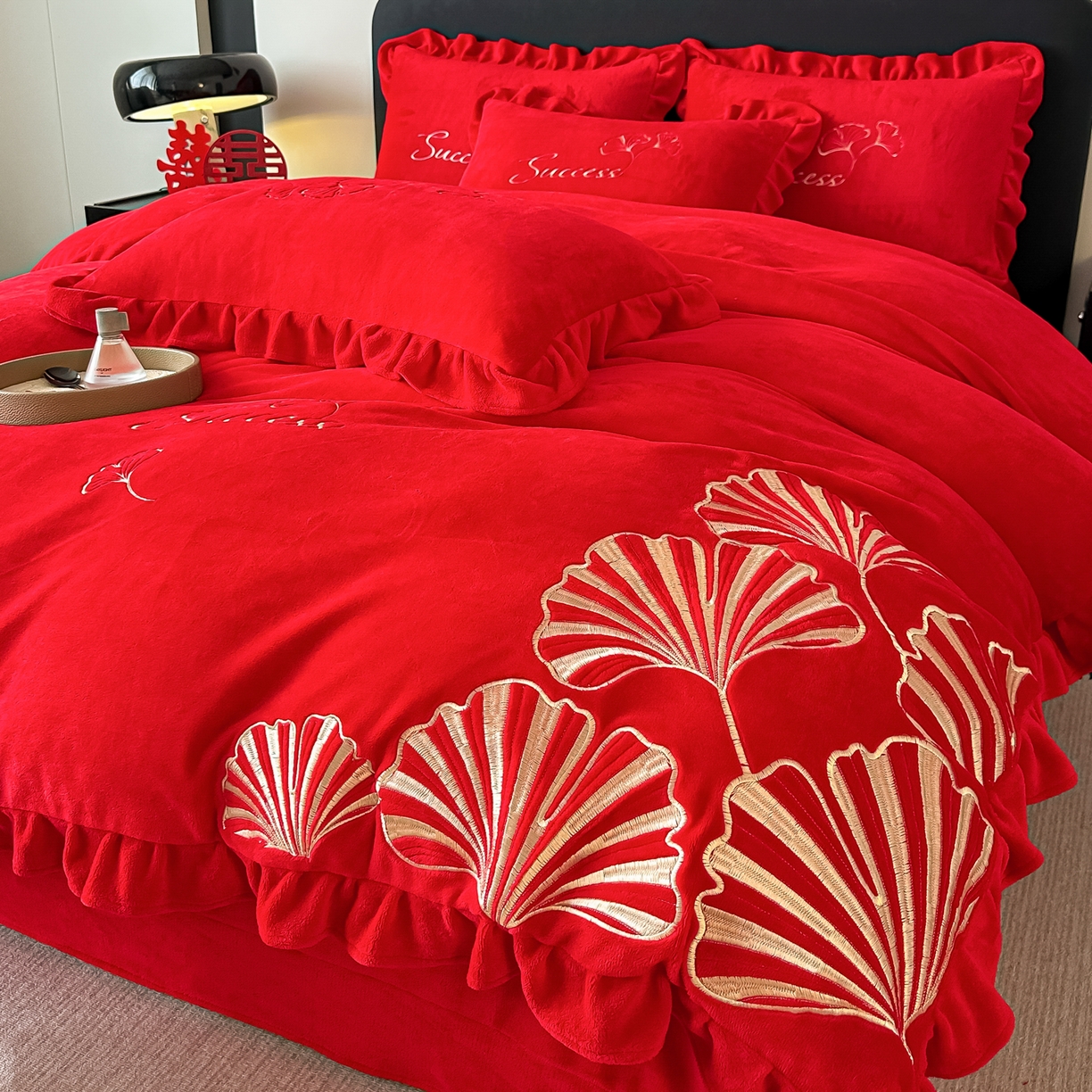 91家纺网 家纺一手货源 找家纺 银石 2025新款230克全消光牛奶绒婚庆大红高克重四件套 百年好合