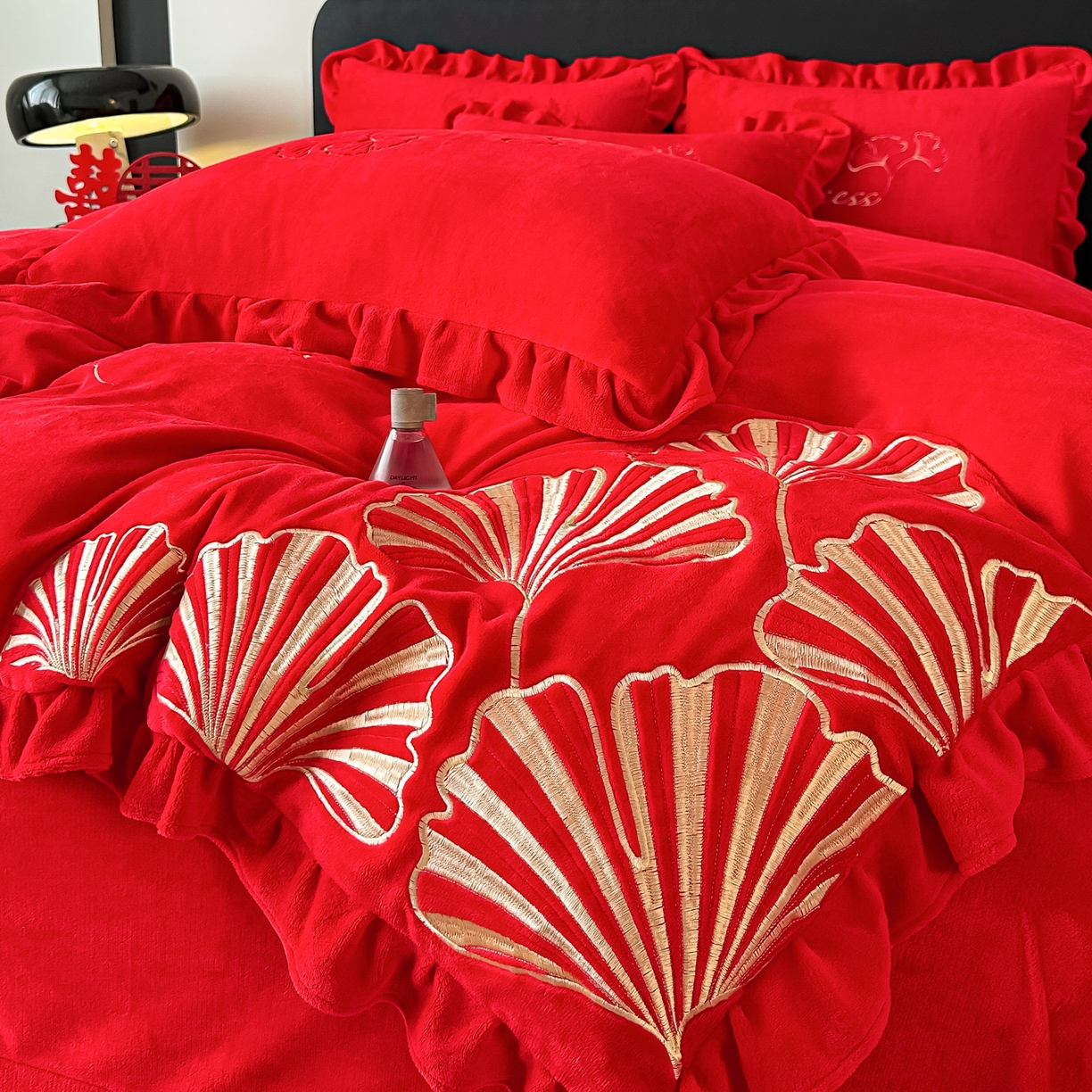 91家纺网 家纺一手货源 找家纺 银石 2025新款230克全消光牛奶绒婚庆大红高克重四件套 百年好合