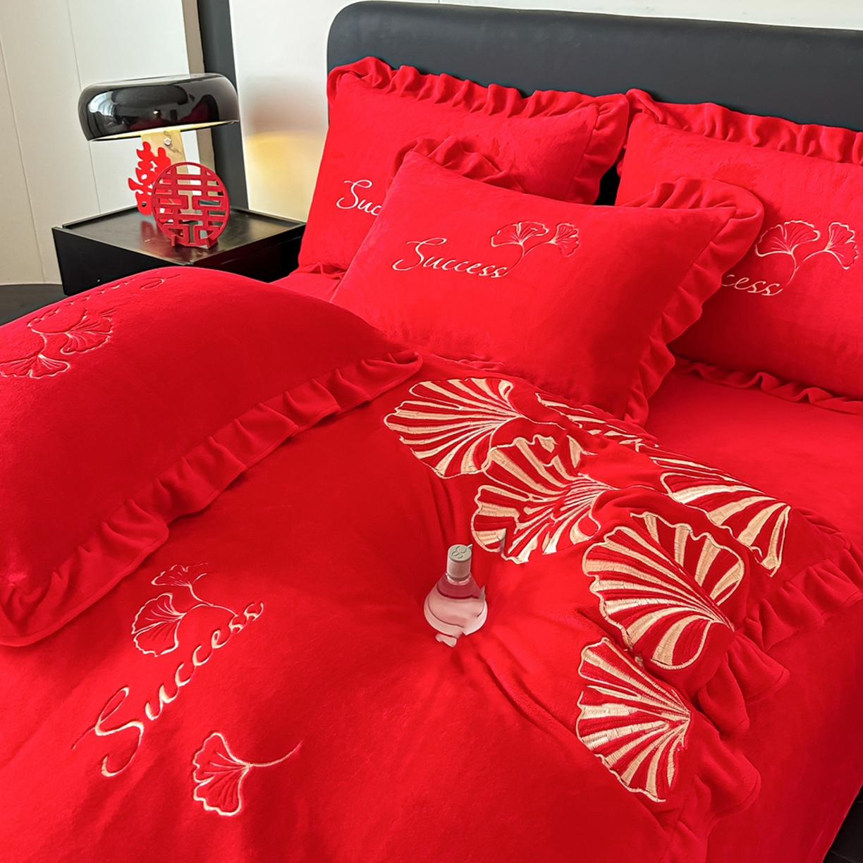 91家纺网 家纺一手货源 找家纺 银石 2025新款230克全消光牛奶绒婚庆大红高克重四件套 百年好合