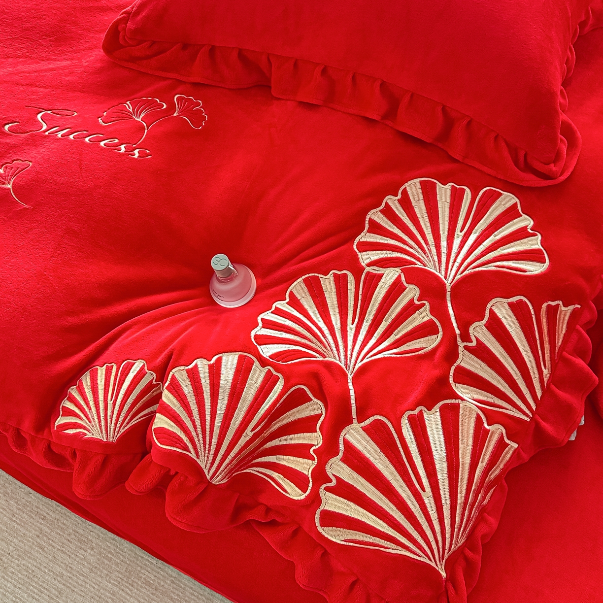 91家纺网 家纺一手货源 找家纺 银石 2025新款230克全消光牛奶绒婚庆大红高克重四件套 百年好合