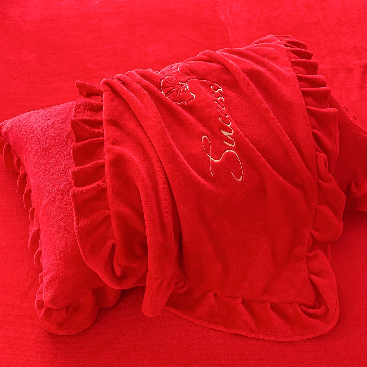 91家纺网 家纺一手货源 找家纺 银石 2025新款230克全消光牛奶绒婚庆大红高克重四件套 百年好合