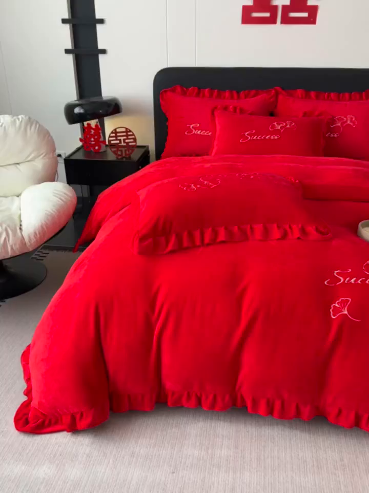 91家纺网 家纺一手货源 找家纺 银石 2025新款230克全消光牛奶绒婚庆大红高克重四件套 百年好合