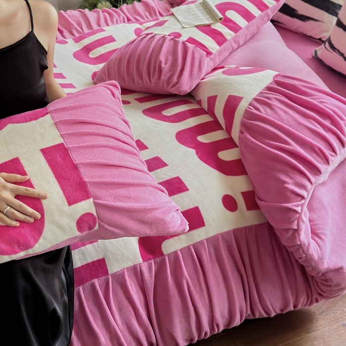 91家纺网 家纺一手货源 找家纺 艾米家居 2025新款秋冬牛奶绒印花皱皱系列四件套提供买家秀 minmin粉